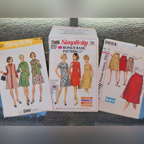 6 Vintage Vogue and Simplicity sewing patterns - Picture 3 of 4